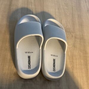 Cushionaire Women's Gray Slide Sandals